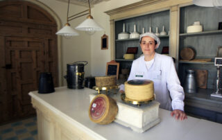 Nuestra compañera Paqui en la quesería de la Dehesa de los Llanos